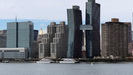 NEW YORK - interessante Gebäude auf der anderen Seite des East River, der eigentlich ein Meeresarm ist